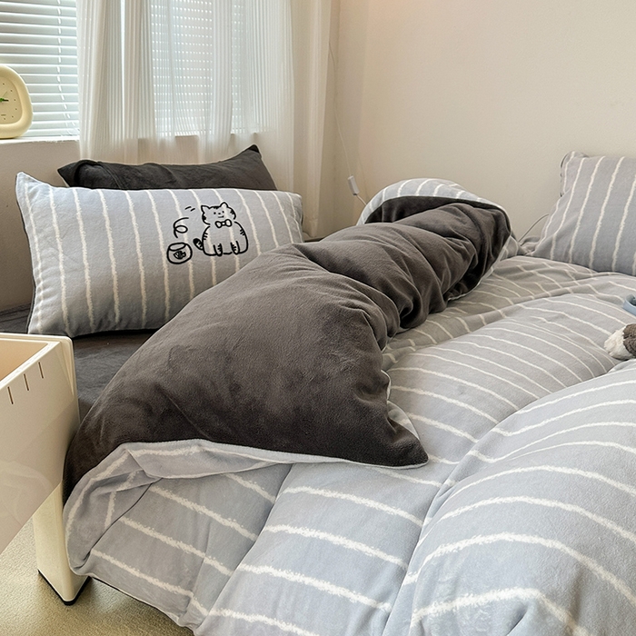 91家纺网 家纺一手货源 找家纺 昔可家纺 2023新款大版数码印花保暖牛奶绒四件套 灰条绅士猫