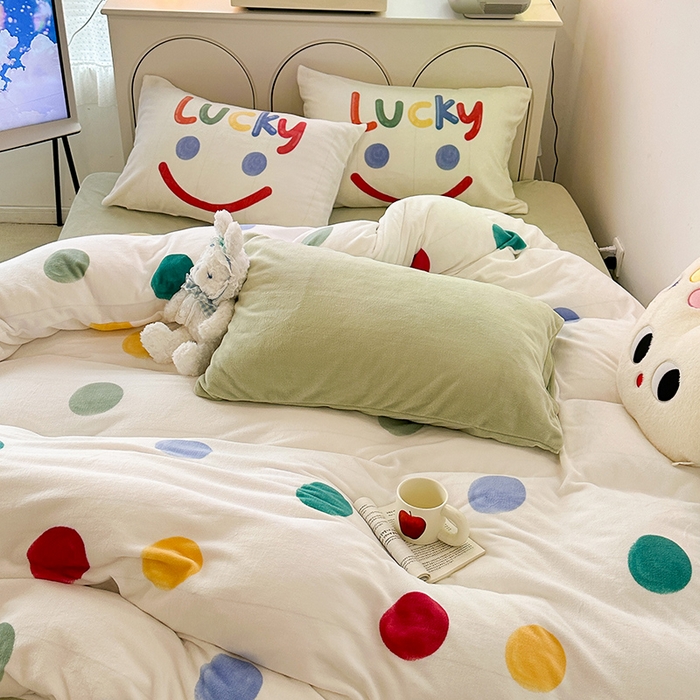 91家纺网 家纺一手货源 找家纺 昔可家纺 2023新款大版印花枕套牛奶绒系列四件套 彩色波点