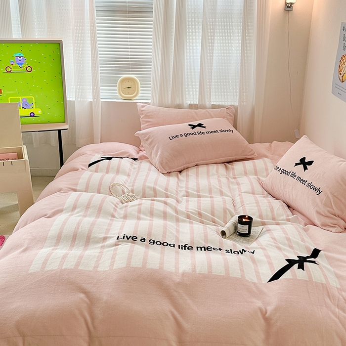 91家纺网 家纺一手货源 找家纺 昔可家纺 2023新款大版数码印花保暖牛奶绒四件套 粉色赫本蝴蝶结