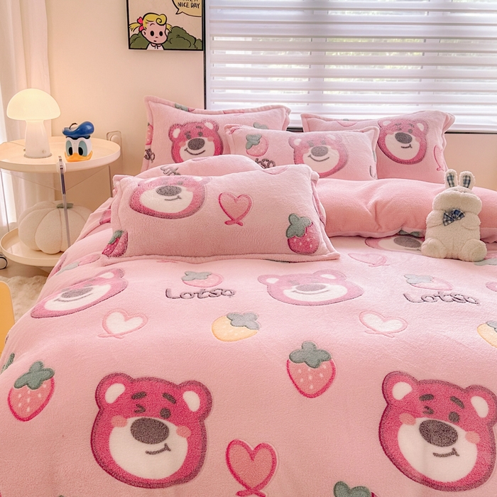 91家纺网 家纺一手货源 找家纺 美莱 2023爆款雪花绒四件套法莱绒牛奶绒被套量大价格优惠 草莓熊