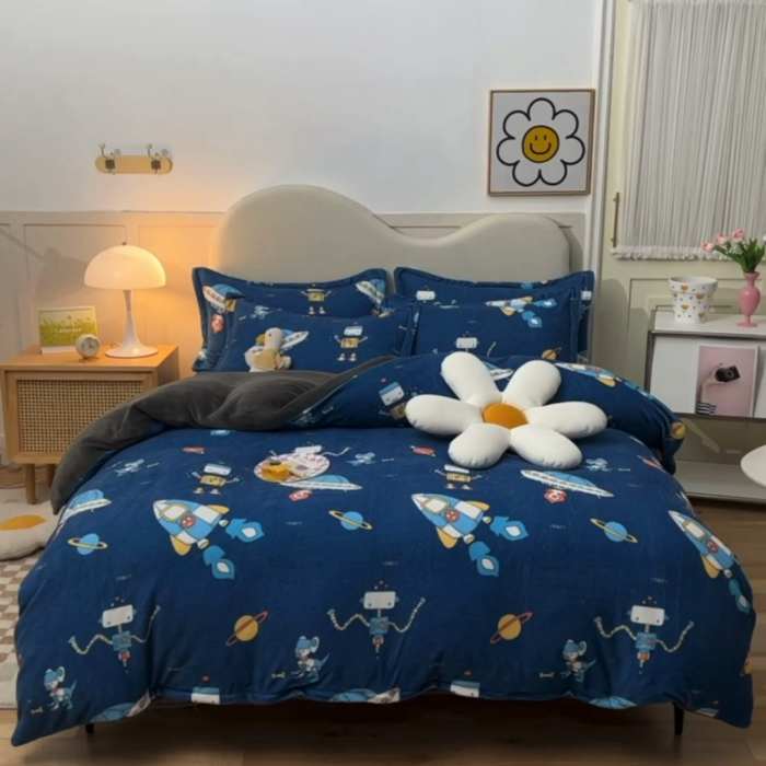 91家纺网 家纺一手货源 找家纺 甜之梦家纺 2025新款印花牛奶绒单品四件套 太空机器人北卡蓝