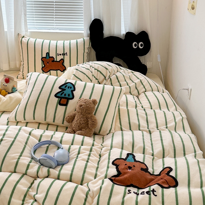 91家纺网 家纺一手货源 找家纺 昔可家纺 2023新款大版数码印花保暖牛奶绒四件套 圣诞帽狗狗