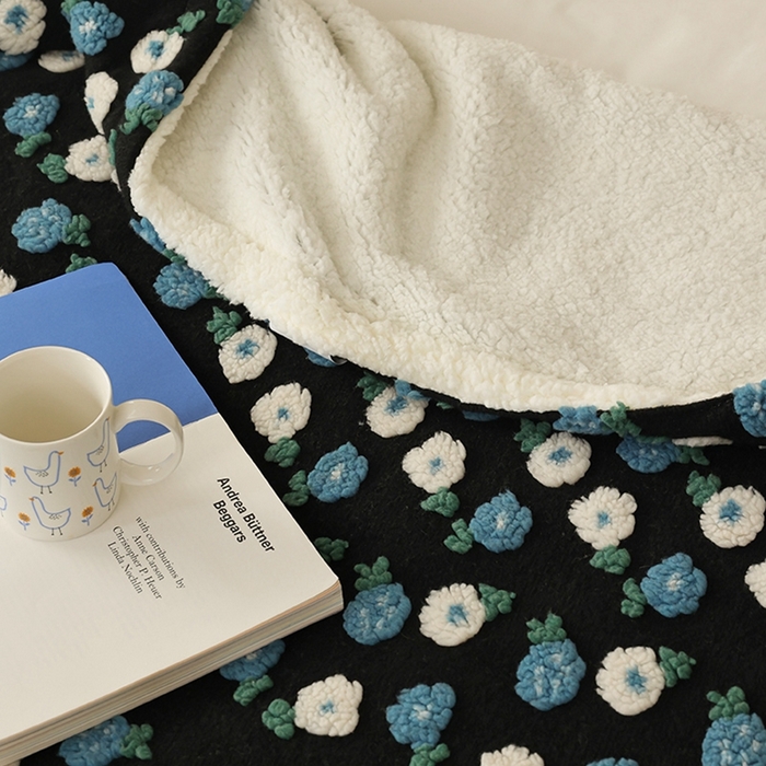 91家纺网 家纺一手货源 找家纺 萝莉家纺 2023新款韩国订货热销款羊毛绒毯 蓝色雏菊