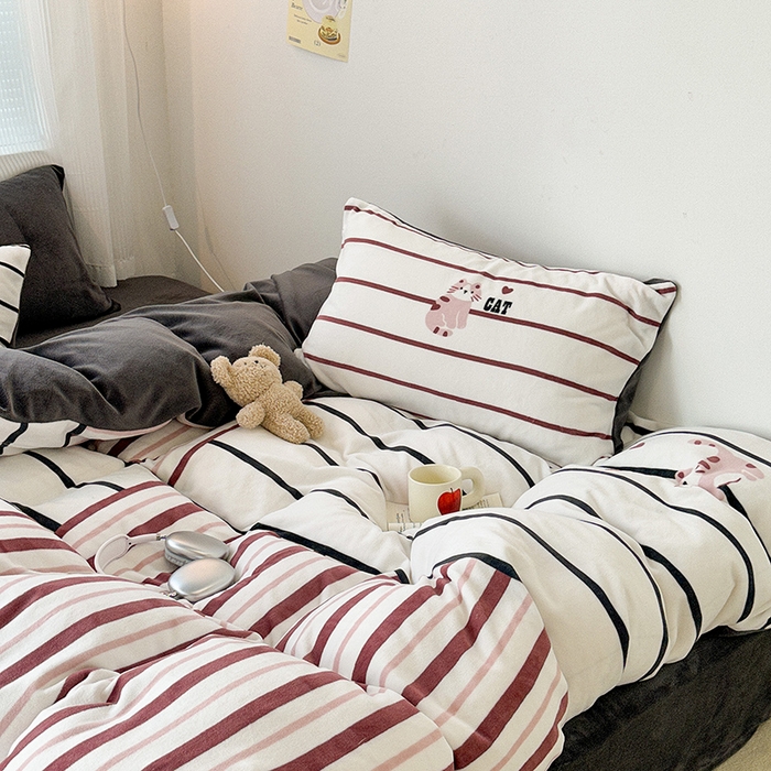 91家纺网 家纺一手货源 找家纺 昔可家纺 2023新款大版数码印花保暖牛奶绒四件套 拼接条纹爱心猫