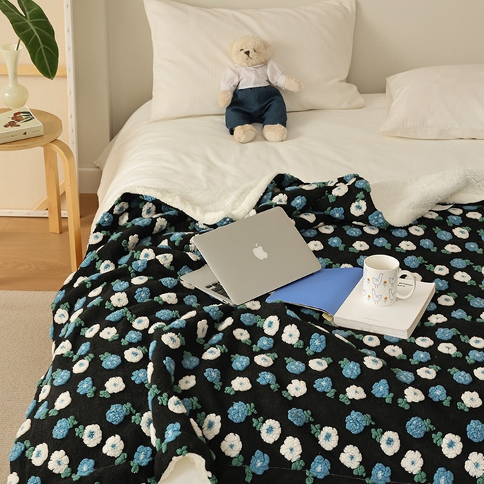 91家纺网 家纺一手货源 找家纺 萝莉家纺 2023新款韩国订货热销款羊毛绒毯 蓝色雏菊