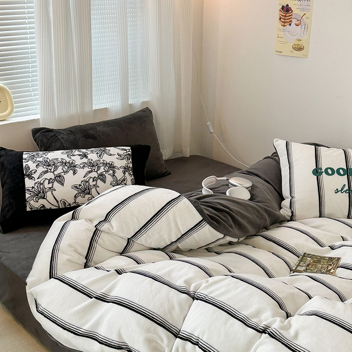 91家纺网 家纺一手货源 找家纺 昔可家纺 2023新款大版数码印花保暖牛奶绒四件套 黑条茶歇花