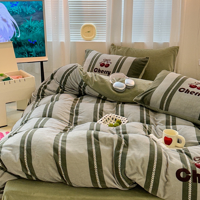 91家纺网 家纺一手货源 找家纺 昔可家纺 2023新款大版数码印花保暖牛奶绒四件套 复古丝带樱桃