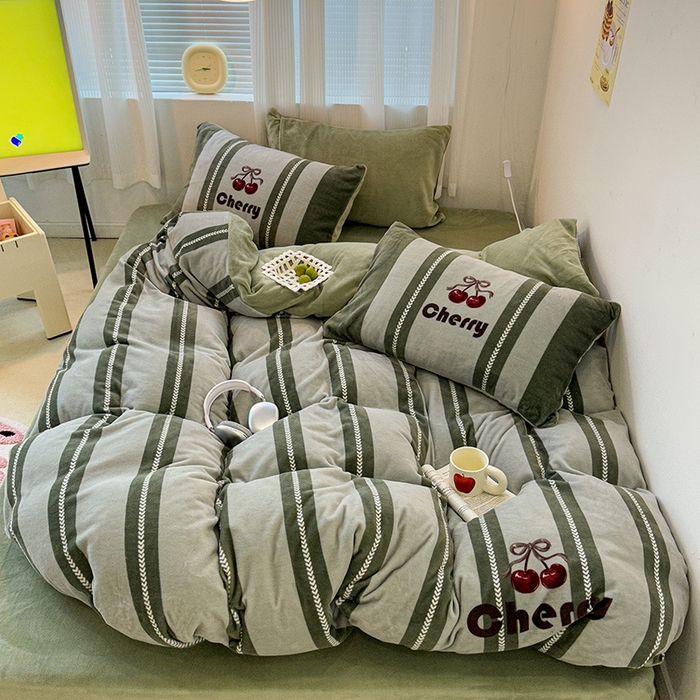 91家纺网 家纺一手货源 找家纺 昔可家纺 2023新款大版数码印花保暖牛奶绒四件套 复古丝带樱桃