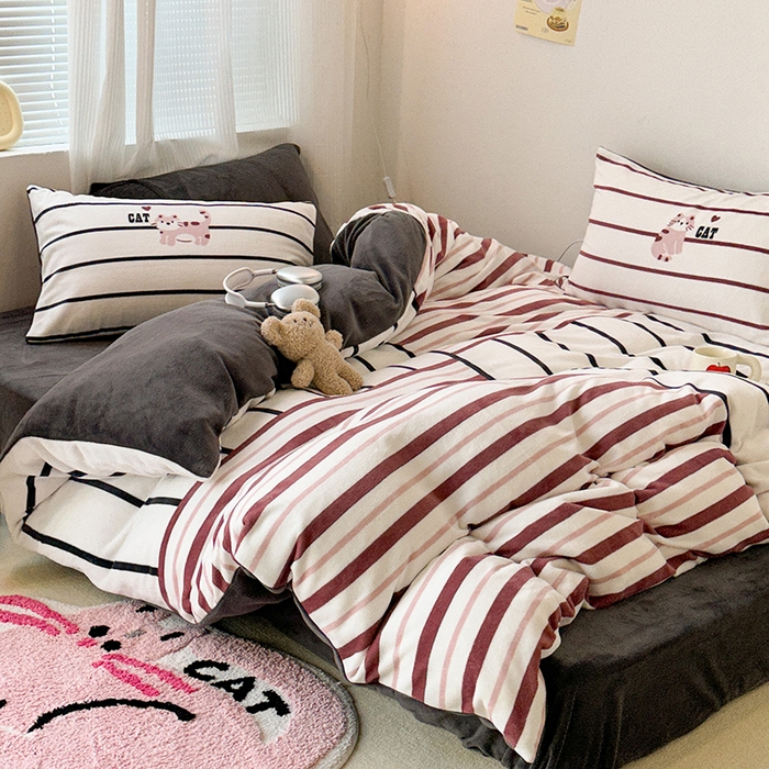 91家纺网 家纺一手货源 找家纺 昔可家纺 2023新款大版数码印花保暖牛奶绒四件套 拼接条纹爱心猫