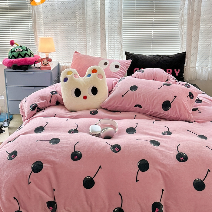 91家纺网 家纺一手货源 找家纺 昔可家纺 2023新款大版印花枕套牛奶绒系列四件套 黑粉樱桃