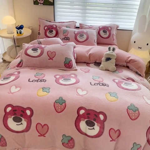 91家纺网 家纺一手货源 找家纺 美莱 2023爆款雪花绒四件套法莱绒牛奶绒被套量大价格优惠 草莓熊