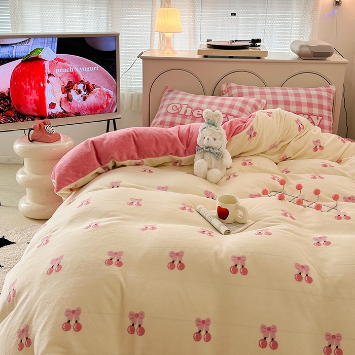 91家纺网 家纺一手货源 找家纺 昔可家纺 2023新款大版印花枕套牛奶绒系列四件套 一口樱桃