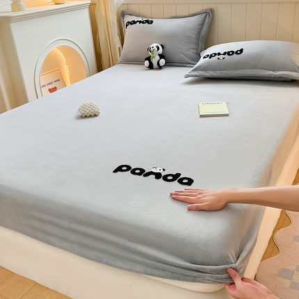 91家纺网 家纺一手货源 找家纺 丽美人家纺 2023新款熊猫牛奶绒毛巾绣床笠 熊猫-雅致灰