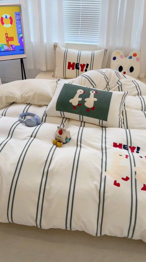 91家纺网 家纺一手货源 找家纺 昔可家纺 2023新款大版数码印花保暖牛奶绒四件套 简约绿条鸭鸭