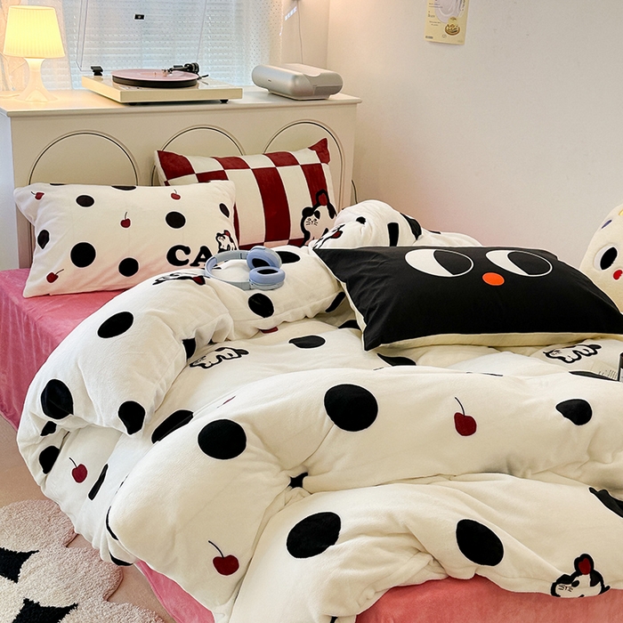 91家纺网 家纺一手货源 找家纺 昔可家纺 2023新款大版印花枕套牛奶绒系列四件套 波点猫