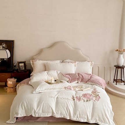 91家纺网 家纺一手货源 找家纺 （总）馨蕊家居 2023新款300克极细腻超柔煦暖绒四件套-绒白月光