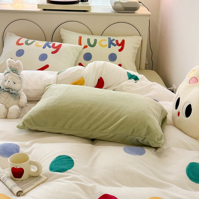 91家纺网 家纺一手货源 找家纺 昔可家纺 2023新款大版印花枕套牛奶绒系列四件套 彩色波点