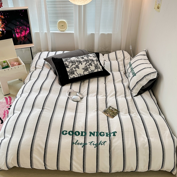 91家纺网 家纺一手货源 找家纺 昔可家纺 2023新款大版数码印花保暖牛奶绒四件套 黑条茶歇花