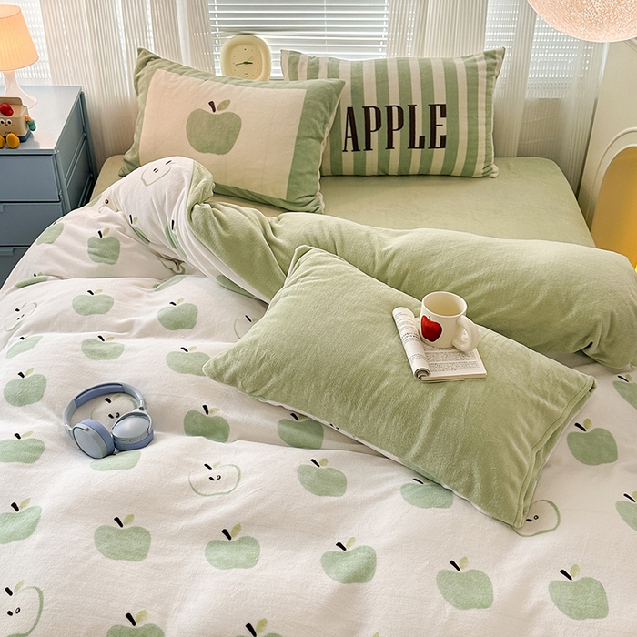 91家纺网 家纺一手货源 找家纺 昔可家纺 2023新款大版印花枕套牛奶绒系列四件套 青苹果