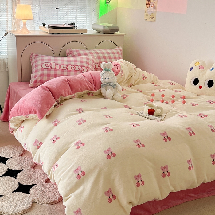 91家纺网 家纺一手货源 找家纺 昔可家纺 2023新款大版印花枕套牛奶绒系列四件套 一口樱桃