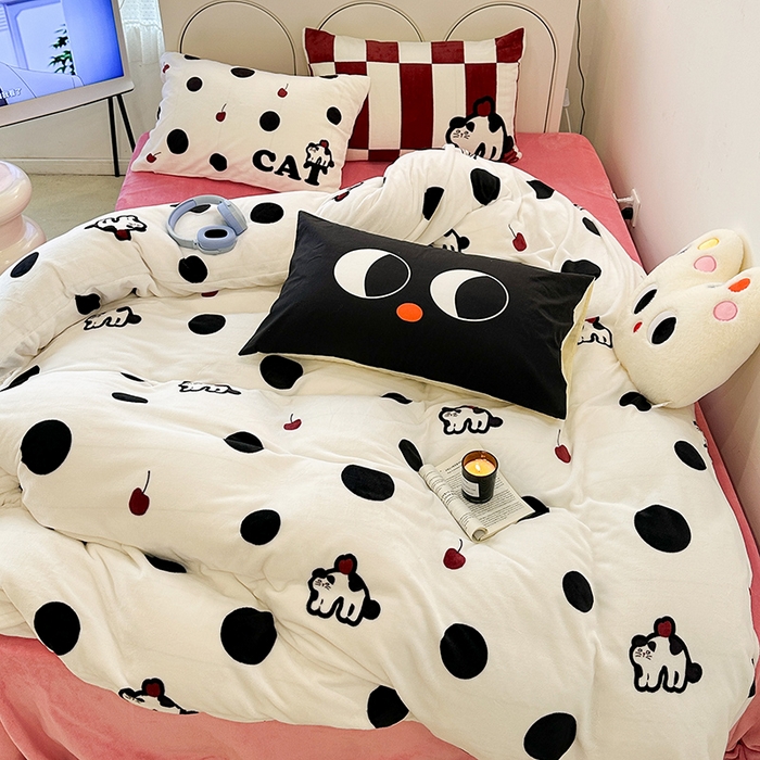 91家纺网 家纺一手货源 找家纺 昔可家纺 2023新款大版印花枕套牛奶绒系列四件套 波点猫