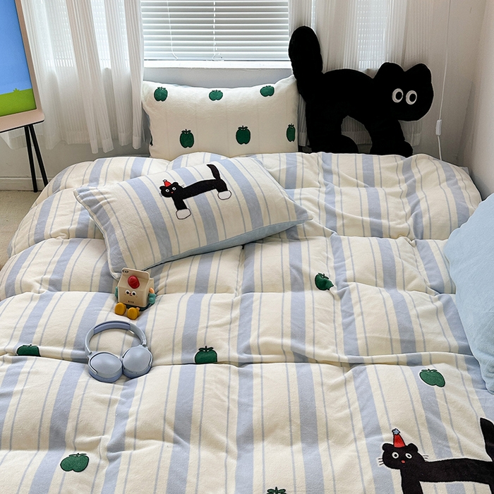 91家纺网 家纺一手货源 找家纺 昔可家纺 2023新款大版数码印花保暖牛奶绒四件套 绿苹果小黑猫