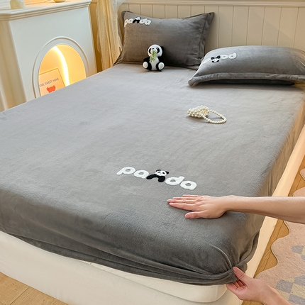 91家纺网 家纺一手货源 找家纺 丽美人家纺 2023新款熊猫牛奶绒毛巾绣床笠 熊猫-太空灰