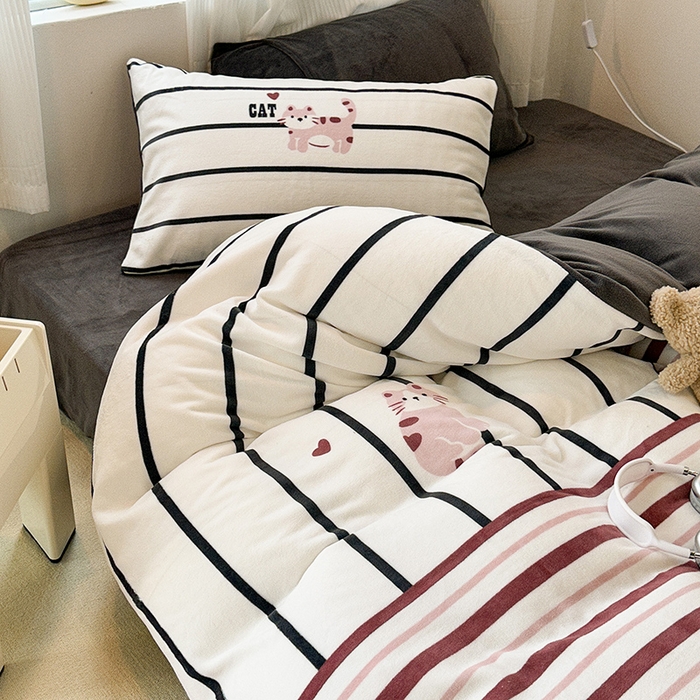 91家纺网 家纺一手货源 找家纺 昔可家纺 2023新款大版数码印花保暖牛奶绒四件套 拼接条纹爱心猫