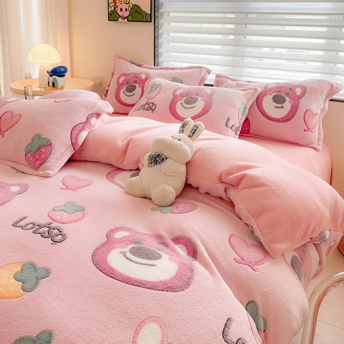 91家纺网 家纺一手货源 找家纺 美莱 2023爆款雪花绒四件套法莱绒牛奶绒被套量大价格优惠 草莓熊