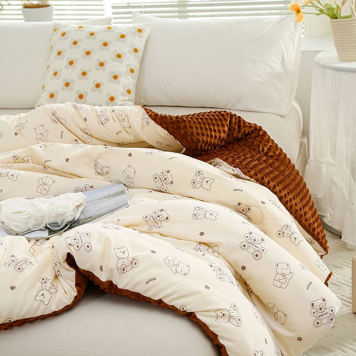 91家纺网 家纺一手货源 找家纺 爱宝被业 2025新款棉麻双层纱豆豆绒被芯 小熊嘟嘟