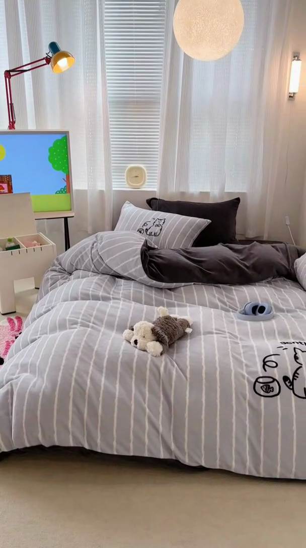 91家纺网 家纺一手货源 找家纺 昔可家纺 2023新款大版数码印花保暖牛奶绒四件套 灰条绅士猫