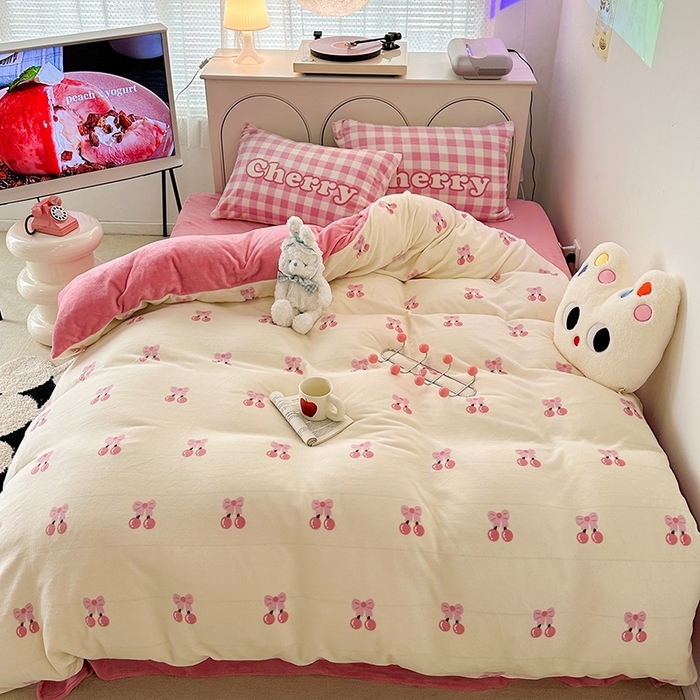 91家纺网 家纺一手货源 找家纺 昔可家纺 2023新款大版印花枕套牛奶绒系列四件套 一口樱桃