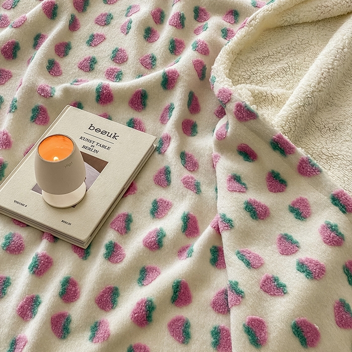 91家纺网 家纺一手货源 找家纺 萝莉家纺 2023新款韩国订货热销款羊毛绒毯 草莓