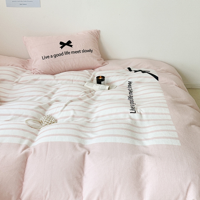 91家纺网 家纺一手货源 找家纺 昔可家纺 2023新款大版数码印花保暖牛奶绒四件套 粉色赫本蝴蝶结