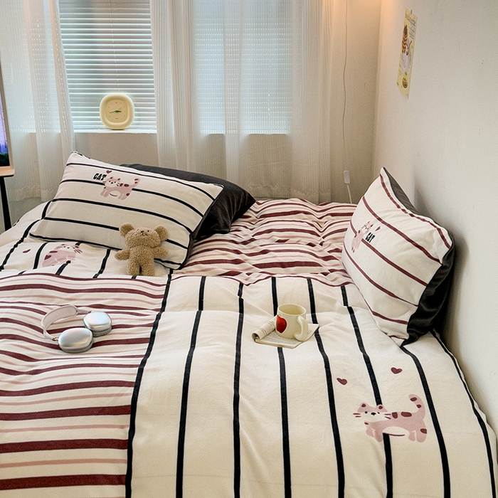 91家纺网 家纺一手货源 找家纺 昔可家纺 2023新款大版数码印花保暖牛奶绒四件套 拼接条纹爱心猫