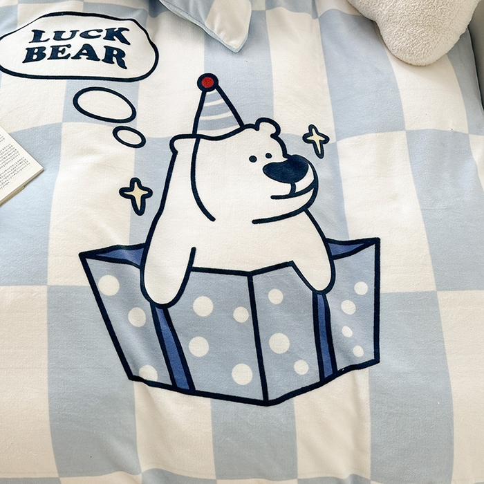 91家纺网 家纺一手货源 找家纺 昔可家纺 2023新款大版数码印花保暖牛奶绒四件套 蓝格礼物熊