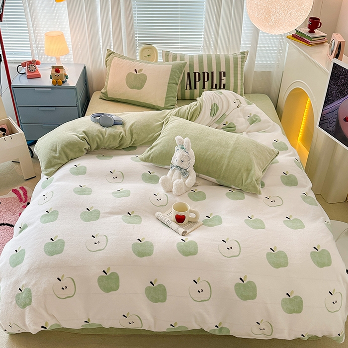 91家纺网 家纺一手货源 找家纺 昔可家纺 2023新款大版印花枕套牛奶绒系列四件套 青苹果