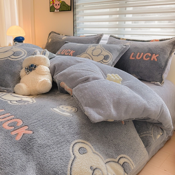 91家纺网 家纺一手货源 找家纺 美莱 2023爆款雪花绒四件套法莱绒牛奶绒被套量大价格优惠 布朗熊