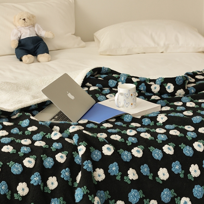 91家纺网 家纺一手货源 找家纺 萝莉家纺 2023新款韩国订货热销款羊毛绒毯 蓝色雏菊