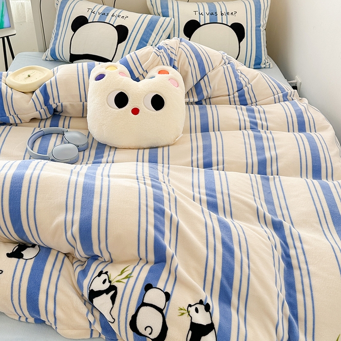 91家纺网 家纺一手货源 找家纺 昔可家纺 2023新款大版印花枕套牛奶绒系列四件套 竖条熊猫