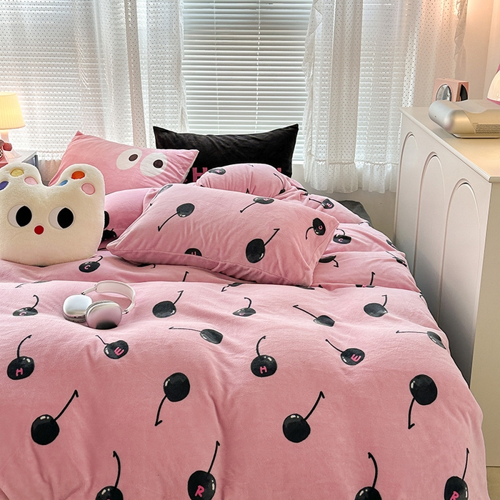 91家纺网 家纺一手货源 找家纺 昔可家纺 2023新款大版印花枕套牛奶绒系列四件套 黑粉樱桃