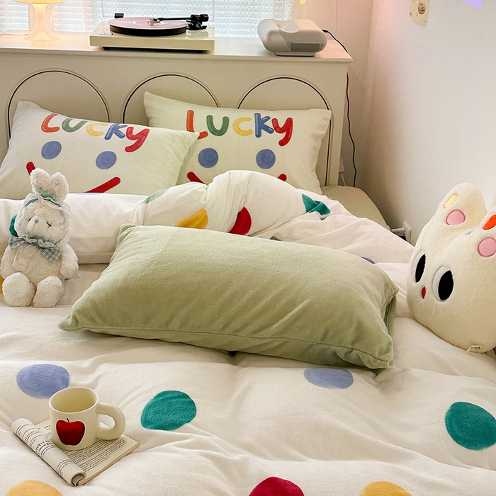 91家纺网 家纺一手货源 找家纺 昔可家纺 2023新款大版印花枕套牛奶绒系列四件套 彩色波点