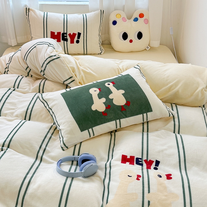 91家纺网 家纺一手货源 找家纺 昔可家纺 2023新款大版数码印花保暖牛奶绒四件套 简约绿条鸭鸭