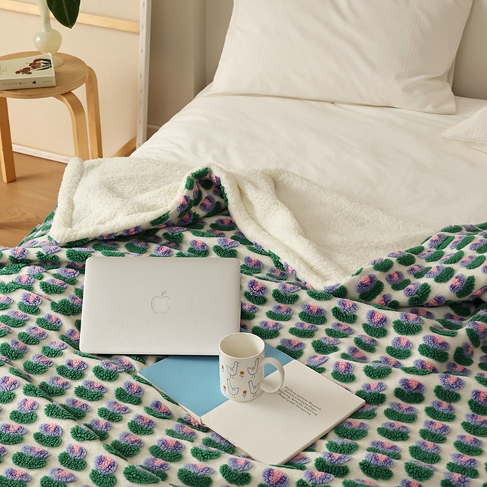 91家纺网 家纺一手货源 找家纺 萝莉家纺 2023新款韩国订货热销款羊毛绒毯 花朵朵