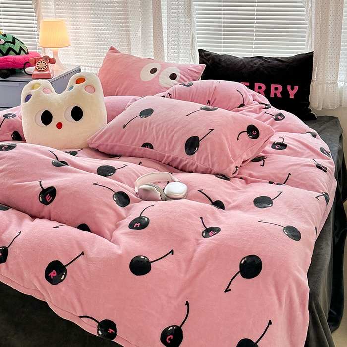 91家纺网 家纺一手货源 找家纺 昔可家纺 2023新款大版印花枕套牛奶绒系列四件套 黑粉樱桃