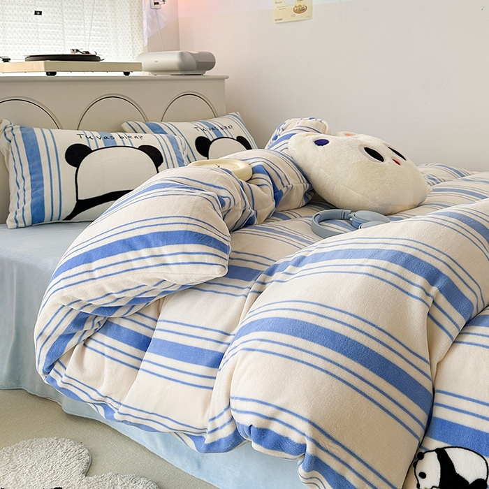 91家纺网 家纺一手货源 找家纺 昔可家纺 2023新款大版印花枕套牛奶绒系列四件套 竖条熊猫