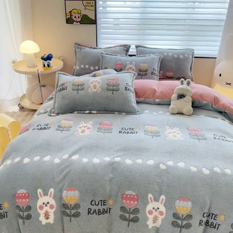 91家纺网 家纺一手货源 找家纺 美莱 2023爆款雪花绒四件套法莱绒牛奶绒被套量大价格优惠 蓝兔兔