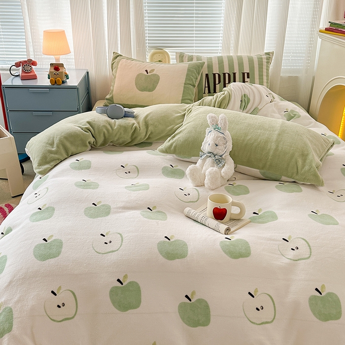 91家纺网 家纺一手货源 找家纺 昔可家纺 2023新款大版印花枕套牛奶绒系列四件套 青苹果