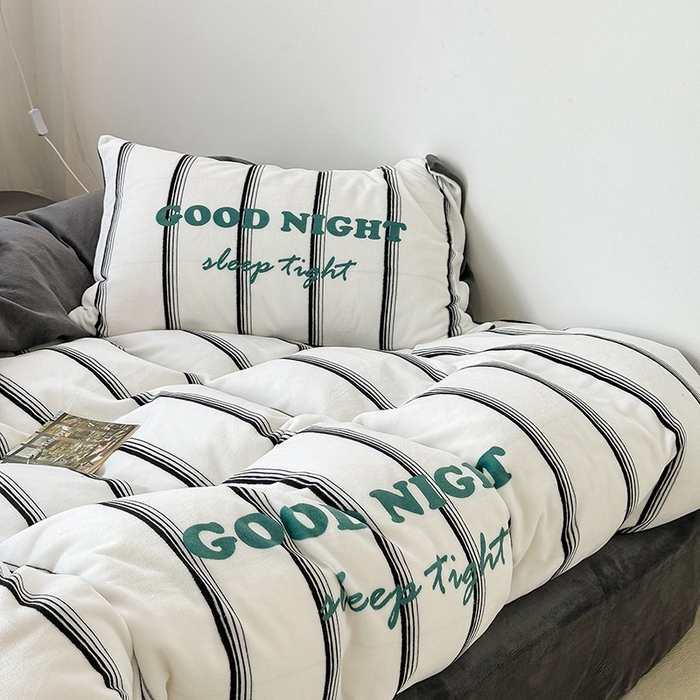 91家纺网 家纺一手货源 找家纺 昔可家纺 2023新款大版数码印花保暖牛奶绒四件套 黑条茶歇花