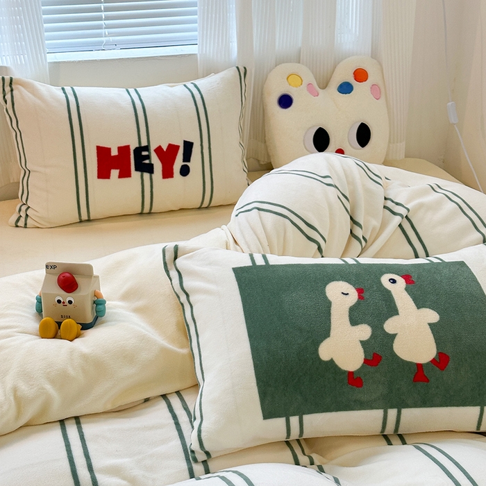 91家纺网 家纺一手货源 找家纺 昔可家纺 2023新款大版数码印花保暖牛奶绒四件套 简约绿条鸭鸭